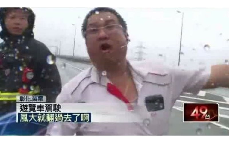 台灣記者沒有極限！採訪貨車駕駛「請問風多大」他「怒回這句」讓網友笑翻：得分！