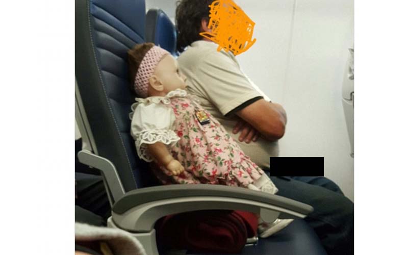 她搭飛機時隔壁竟然坐了一個「鬼娃娃」，嚇得她毛骨悚然，更可怕的是她下機後發生的事：根本陰魂不散 