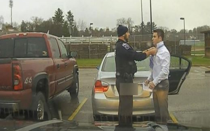 超暖警察！學生開車超速的慌張解釋「不會打領帶」，他邊檢查證件邊幫男孩繫領帶！(圖＋影）