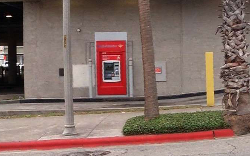 ATM收據口竟出現「小紙條」寫著裡面有人受困，他傻眼以為是惡作劇沒想到裡面真的有人！