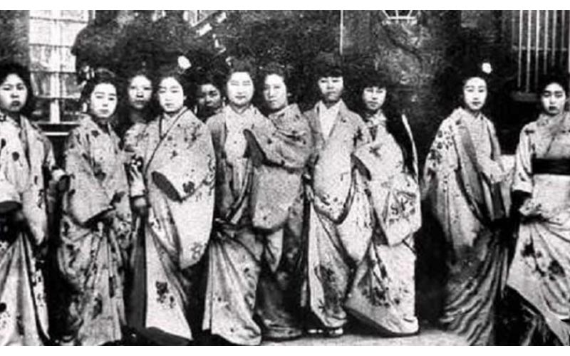 一張１２０年前日本女孩的集體鬼臉照片，引起網友熱烈討論！