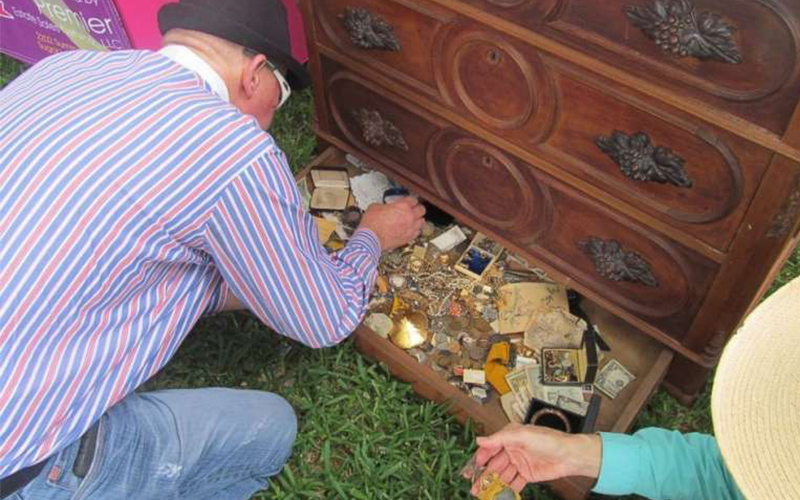 發財了！花3000元買的二手木櫃傳出怪聲，他打開抽屜暗層一看「滿滿全是金銀珠寶」！