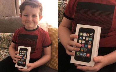 小男孩收到爸爸送的蘋果手機笑得好開心，下一秒打開盒子臉馬上垮下來
