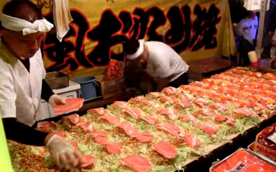 日本「御好燒」老闆用料超豪邁  層層堆疊滿到炸出來：天啊好想吃