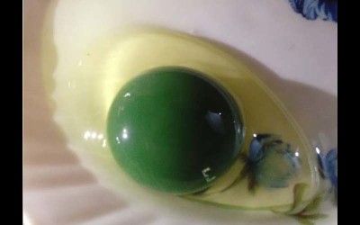 這可不是套濾鏡！煎蛋時發現蛋黃居然是綠色的？專家揭可能原因！網友：這抹茶口味吧