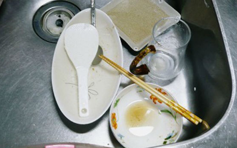 如果習慣「先泡水再洗碗」可要趕快改掉啊！因為這樣做其實是讓細菌入侵的開端…