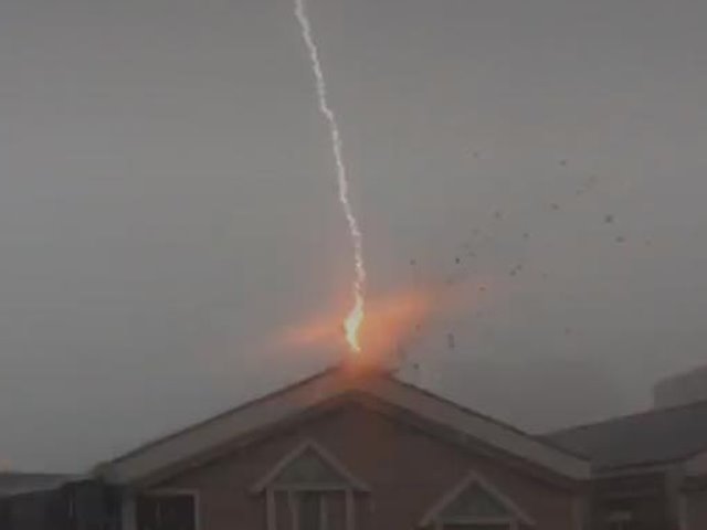 雷神的恐怖攻擊直擊落雷擊中鄰居屋頂 閃光炸出一個大洞夭壽恐怖的