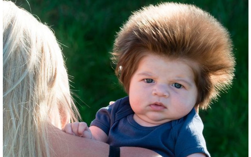 看什麼看，哥就是頭髮多！8周大寶寶渾然天成的髮量＋髮型「超霸氣」！
