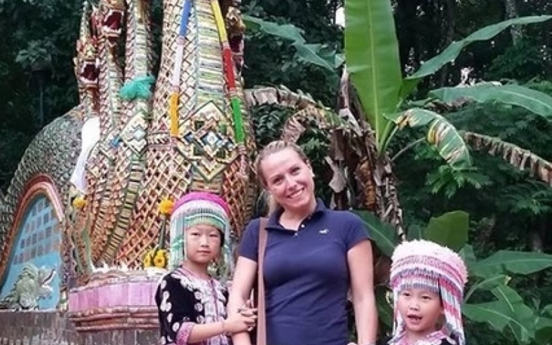 這名女遊客在泰國旅遊時，跟當地的小孩拍了一張合照，但回家後她再看照片竟發現「驚人的畫面」．．．大喊惡心！