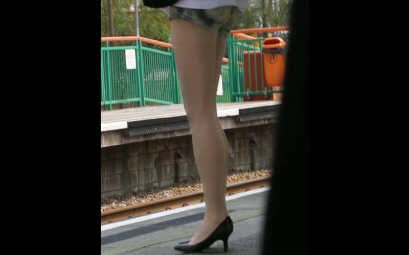網友分享自己在車站看到的勻稱性感美腿！再慢慢將視線往上移，哇靠！瞬間硬了！！