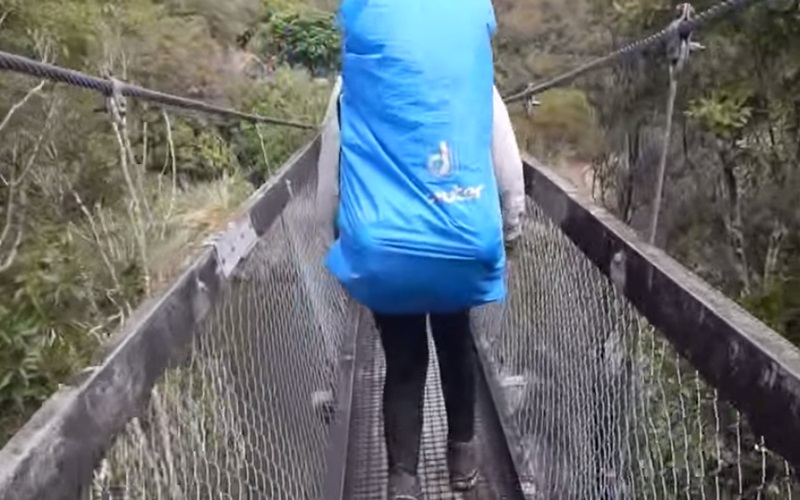 他和３名朋友走在離河面8.5公尺的吊橋上，誰知下一秒竟發生如此可怕的事！