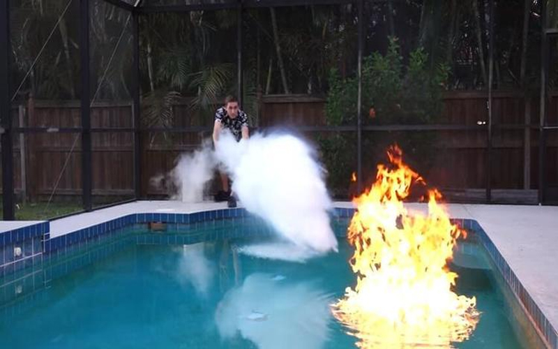 男子將泳池點火後立刻潑這個「神秘液體」…結果出現超夢幻龍捲現象讓人驚呆！(影)