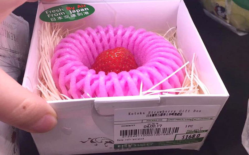一顆草莓售價700元？包裝浮誇像是「地球上最後一顆草莓」一樣...香港超商：為了情人節