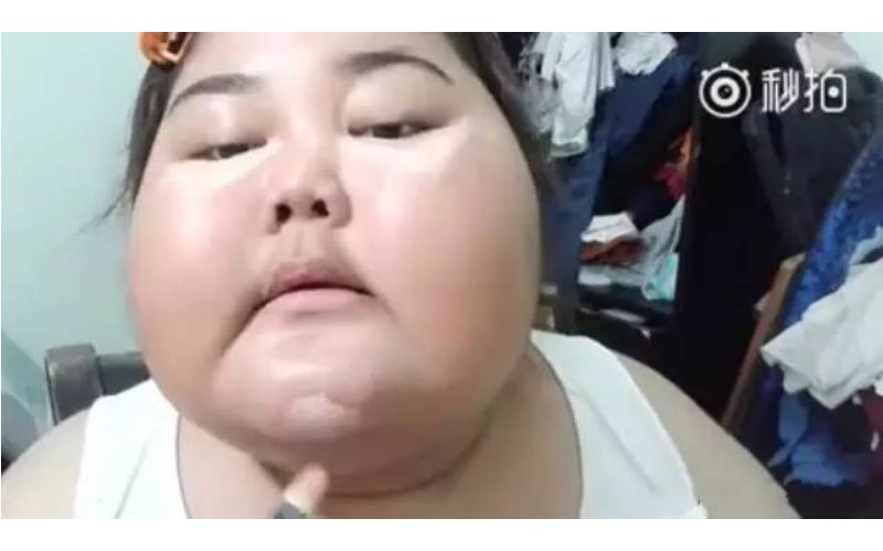 泰國大臉妹自信教人化妝 ，「完妝臉蛋」變這樣…網友看呆了！