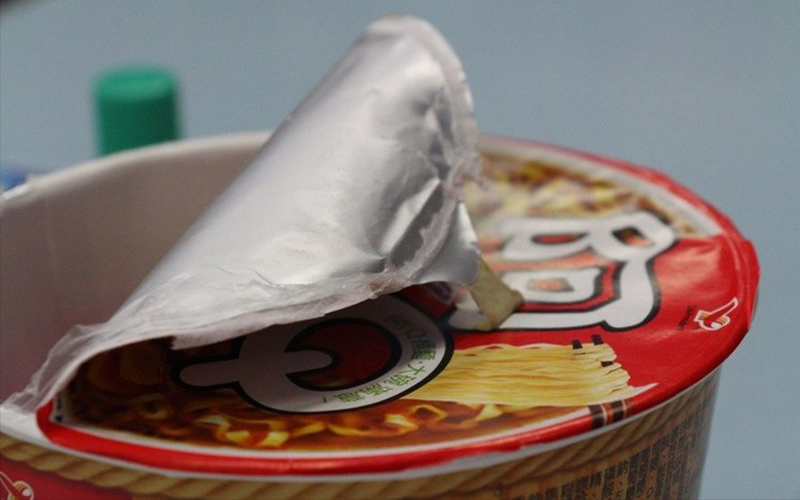 台灣評審讓人驚呆！小四女學生「用紙膠帶黏住泡麵蓋」竟得發明獎金牌！網傻眼：後台很硬？！
