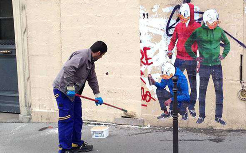 為了反擊清潔人員粉刷掉自己的作品，街頭藝術家使出「超天才復仇」！隔天牆上的塗鴉讓大家都笑翻了！