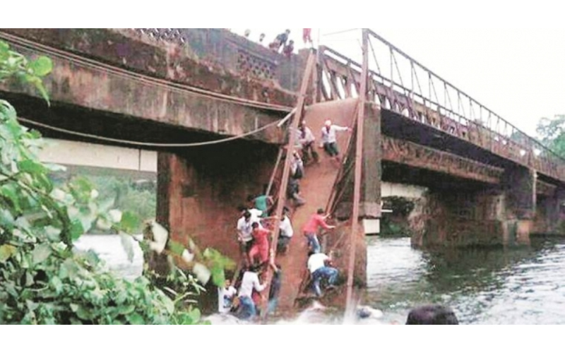 湊熱鬧！民眾橋上「圍觀男子跳河自殺」下一秒橋突然斷裂…至少2死30失蹤！