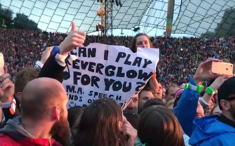 歌迷在Coldplay演唱會舉海報問「我可以幫你伴奏嗎」，下一秒主唱的反應讓全場7萬人Ｈigh翻了！（影）