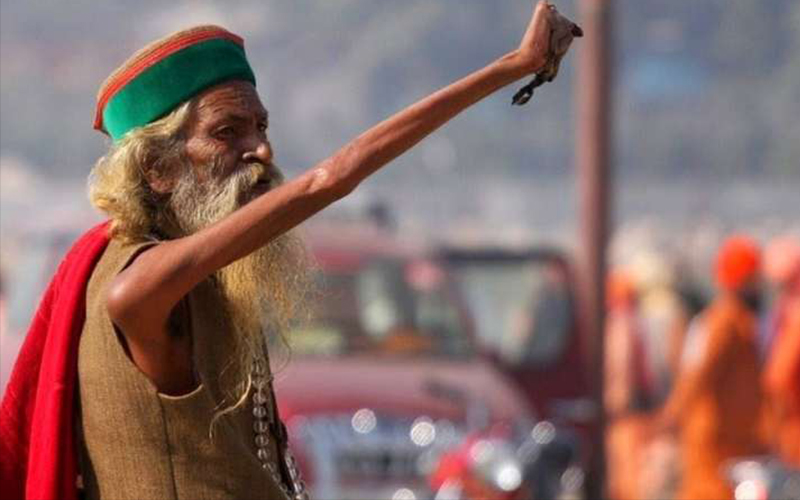 印度苦行僧「高舉右手43年」不曾放下來，靠近拍下的手指照片讓大家怵目驚心！