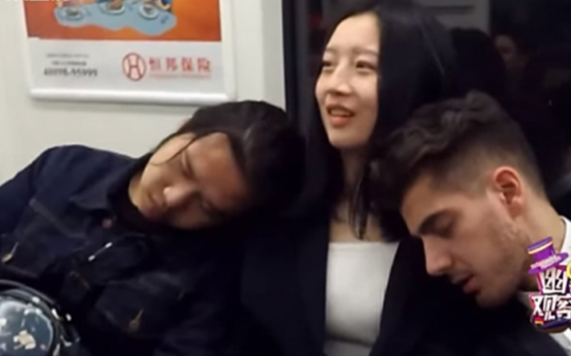 綜藝節目派出「外國帥哥VS本土男子」在地鐵上靠別人的肩睡覺，陌生人的反應讓大家都笑翻了！（影）
