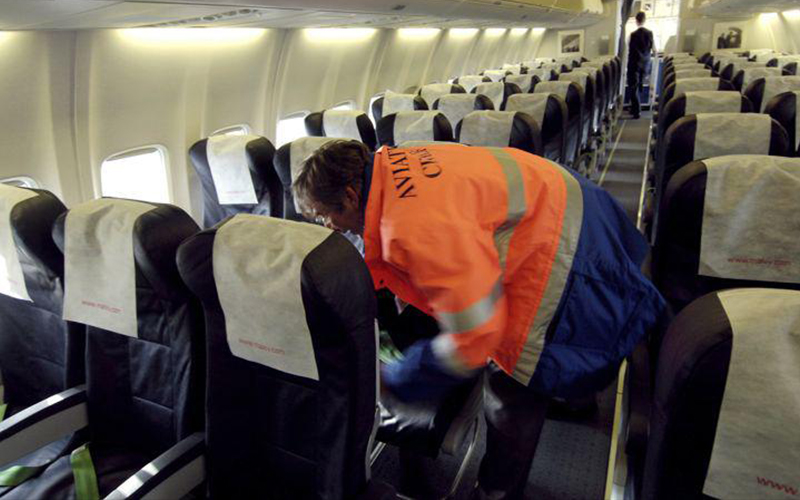 搭飛機「這樣穿」最容易感染機艙惡菌，專家提醒大家不要這樣穿因為機艙其實超級髒！