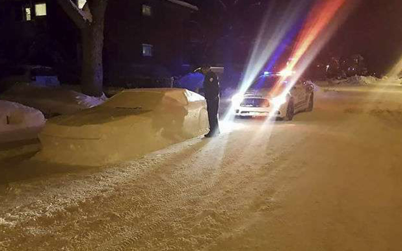 神人在路邊用雪堆了一台「超逼真的車」引來警察上前關切，一查後決定留下超幽默罰單！