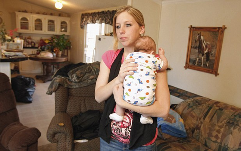 歹徒持刀試圖破門而入搶劫，18歲單親媽冷靜抱著寶寶報警問「能殺他們嗎」！