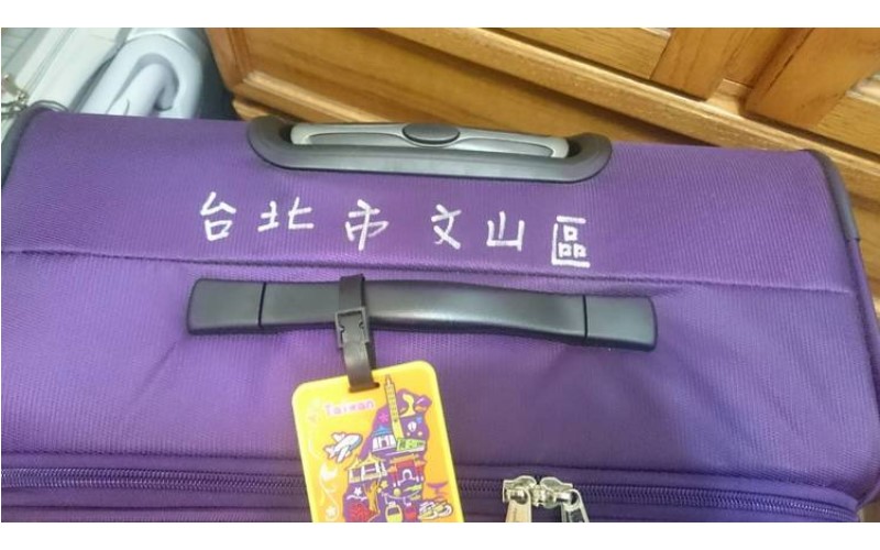 行李箱被媽媽用油漆筆寫上「超醜一排字」　強者朋友卻「一招神救援」..太狂了！