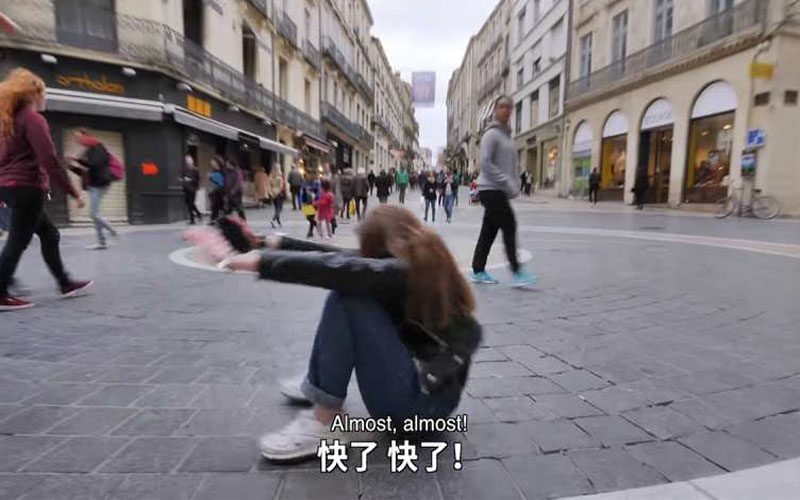 傳說歐美人都不會「亞洲蹲」，法國網紅決定到街頭實測，民眾「全都跌慘了」！