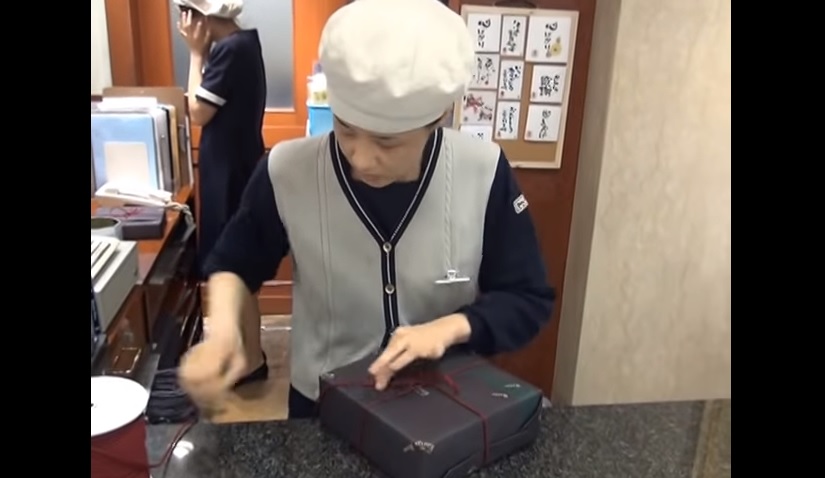 日本店員幫客人包裝禮物時的精緻度有多高？她的包裝技術太強，甚至還紅到海外！