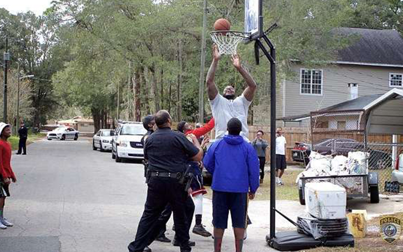警察接獲投訴「小孩打籃球太吵」沒想到他竟帶上「重量級NBA巨星」一起前去PK球技！