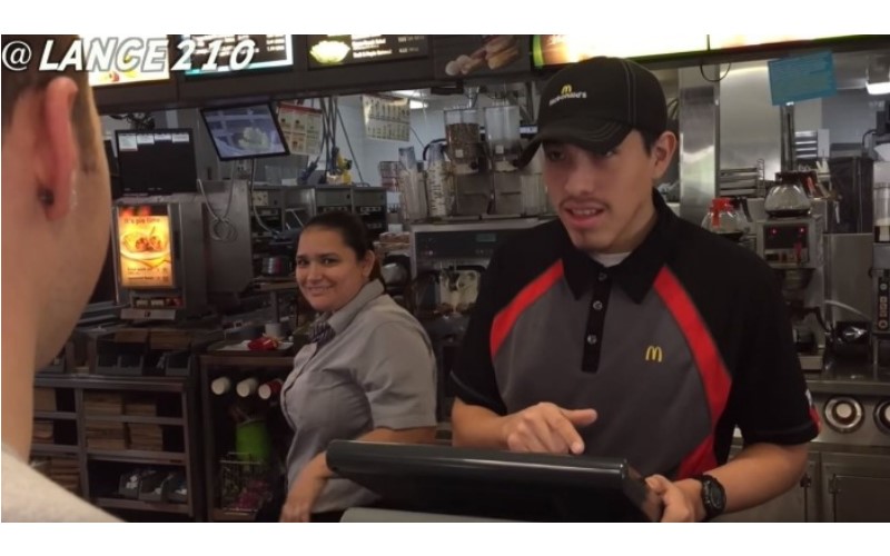 他去麥當勞點「100個漢堡」店員以為他在鬧，但他接下來做的事真的是太棒了