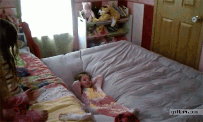 爸爸跟女兒搶床。