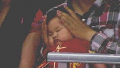 這男人只顧著專心看球賽，結果忘記懷中的寶寶正在熟睡＆＃8230;＆＃8230;