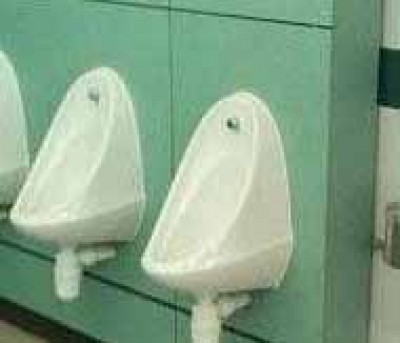 最近的男廁新增了一樣貼心的設備，但是至今沒人敢用它，因為＆＃8230;..