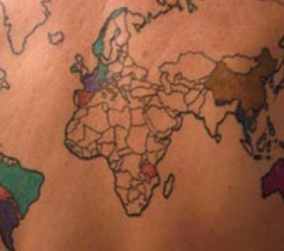把世界地圖紋在背上，然後每去一個國家就．．．．