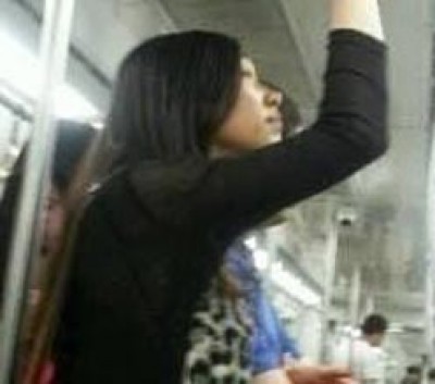 電車上驚見行動版的扶手    果真是女神人啊
