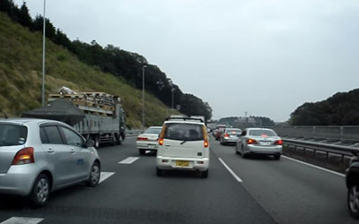 外國人驚訝錄下「日本獨有的超車道謝方法」，超車時「閃兩下」網友狂讚：超有禮貌