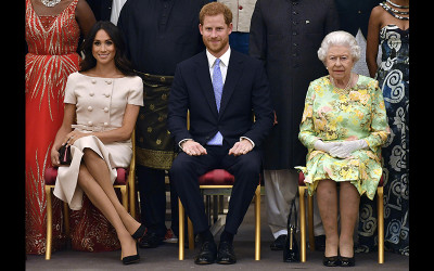 不甩王室禮儀  梅根坐姿遭批「超不尊重女王」國民砲轟「凱特王妃從沒這樣」禮儀專家出面了