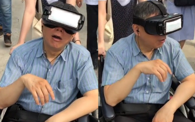 柯P坐輪椅玩VR，不顧形象搖頭晃腦、嘴巴開開一副癡呆臉超ㄎ一ㄤ
