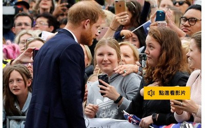 女粉絲人群中告白哈利王子：「我從小就喜歡你  」哈利王子上前擁抱：「好吧~趁我老婆沒看到」（影）