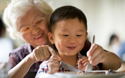 「為什麼外婆對小孩來說超重要」科學家解密：基因注定你們最親