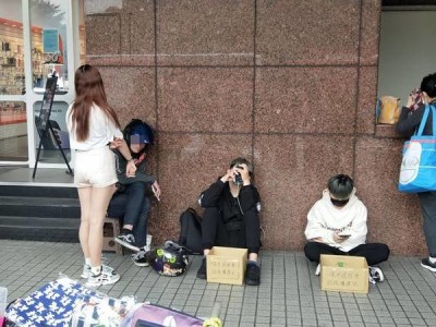 捷運站前3男1女學生「擋道乞討」！網見箱子上寫的字怒了