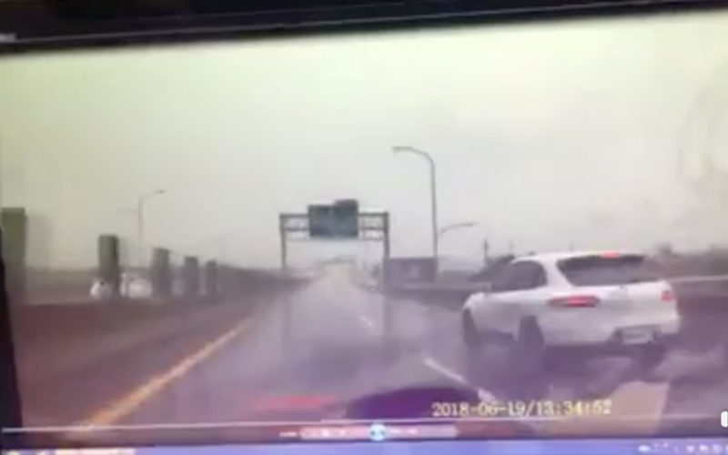 保時捷休旅雨天在高速公路上「狂打滑」，下秒「車子發威自救」網友暴動：這台車必買！
