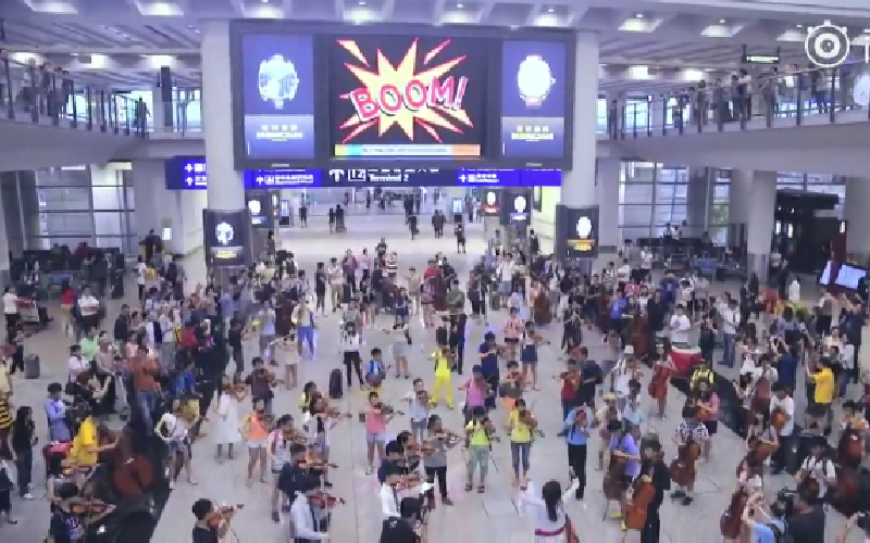 香港機場快閃演奏《男兒當自強》， 管絃樂一響起現場所有人都震驚了！