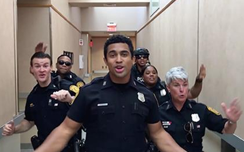 美國警察一鏡到底拍攝「對嘴K歌」，嗨玩神曲《Uptown Funk》，kuso版超吸睛！
