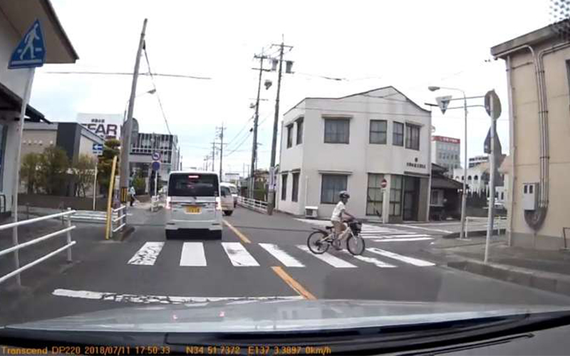 發現小學生過馬路可能會被撞，日本駕駛超貼心「方向盤一轉」神救援