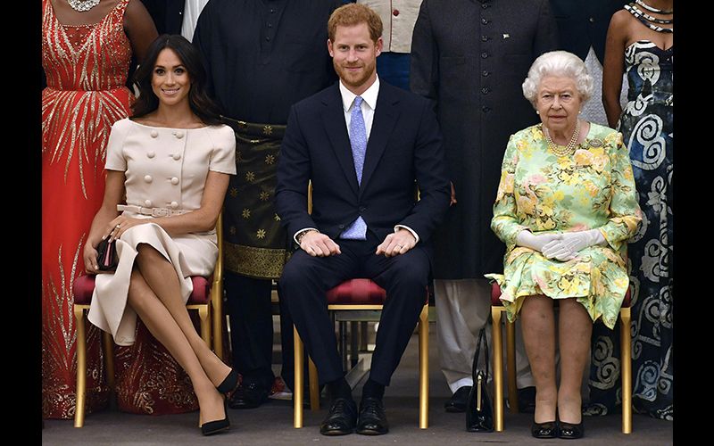 不甩王室禮儀！梅根坐姿遭批「超不尊重女王」國民砲轟「凱特王妃從沒這樣」禮儀專家出面了