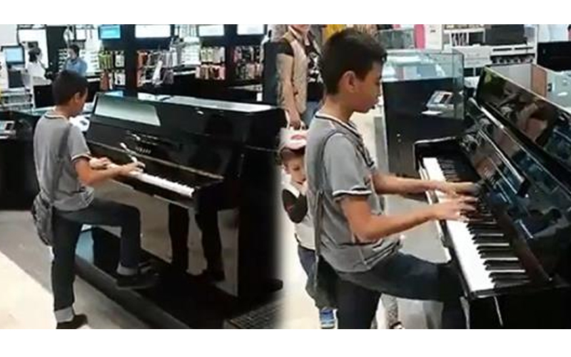 小男孩經過「展示鋼琴」技癢露一手 ，完美彈奏「經典世界名曲」，路人讚：音樂小神童4ni！