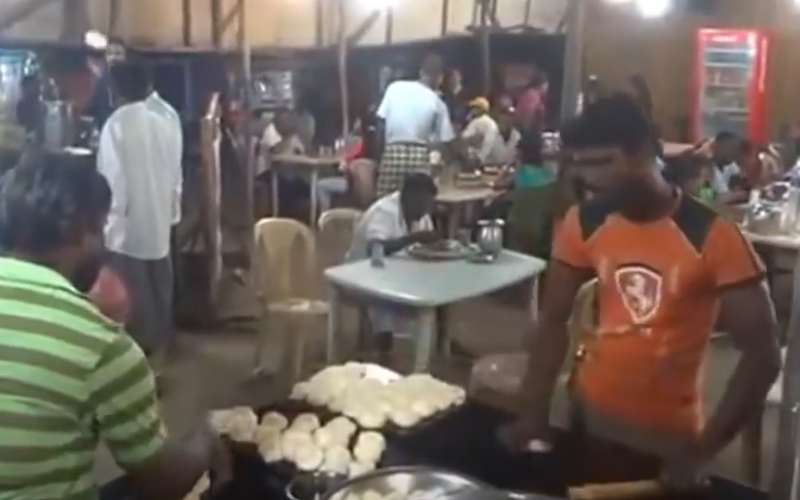 印度廚師大秀「煎餅傳遞」現場神技展現，2人配合天衣無縫「完全不漏接」網友全看傻！